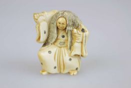 Netsuke eines Mannes in weiter Gewandung mit langem schwarzen Haar. Mit [...]