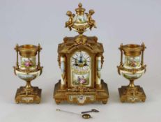 Prunkvolle Portaluhr mit zwei Beistellern, Empire Biedermeier um 1815. Die Uhr mit [...]