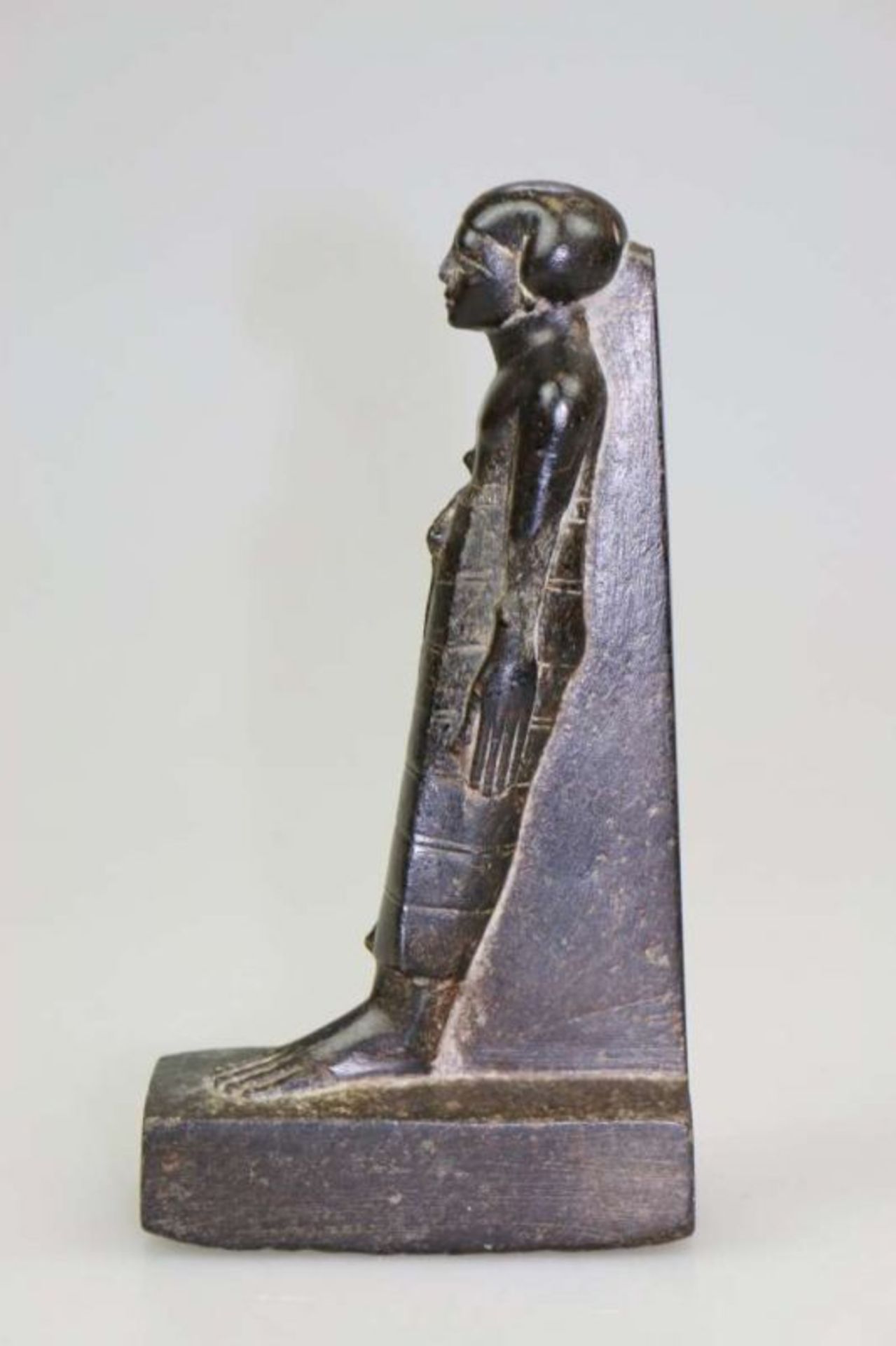 Ägypten, Statuette einer stehenden weiblichen Gestalt, schwarzgrauer Basalt. Die [...] - Bild 3 aus 6