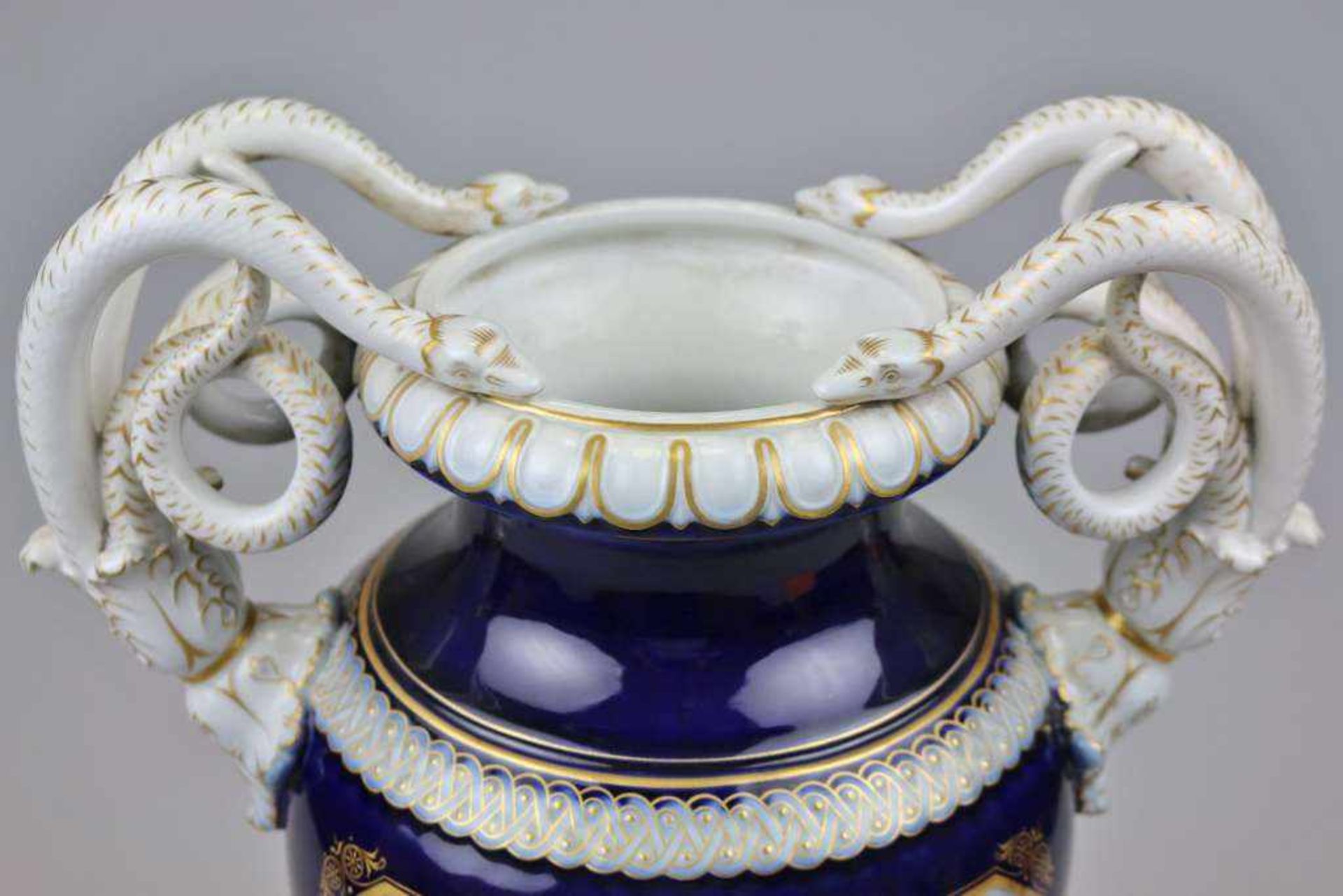 Meissen Schlangenhenkelvase mit Malerei in Kartuschen. Entwurf Ernst August Leuteritz [...] - Bild 10 aus 14