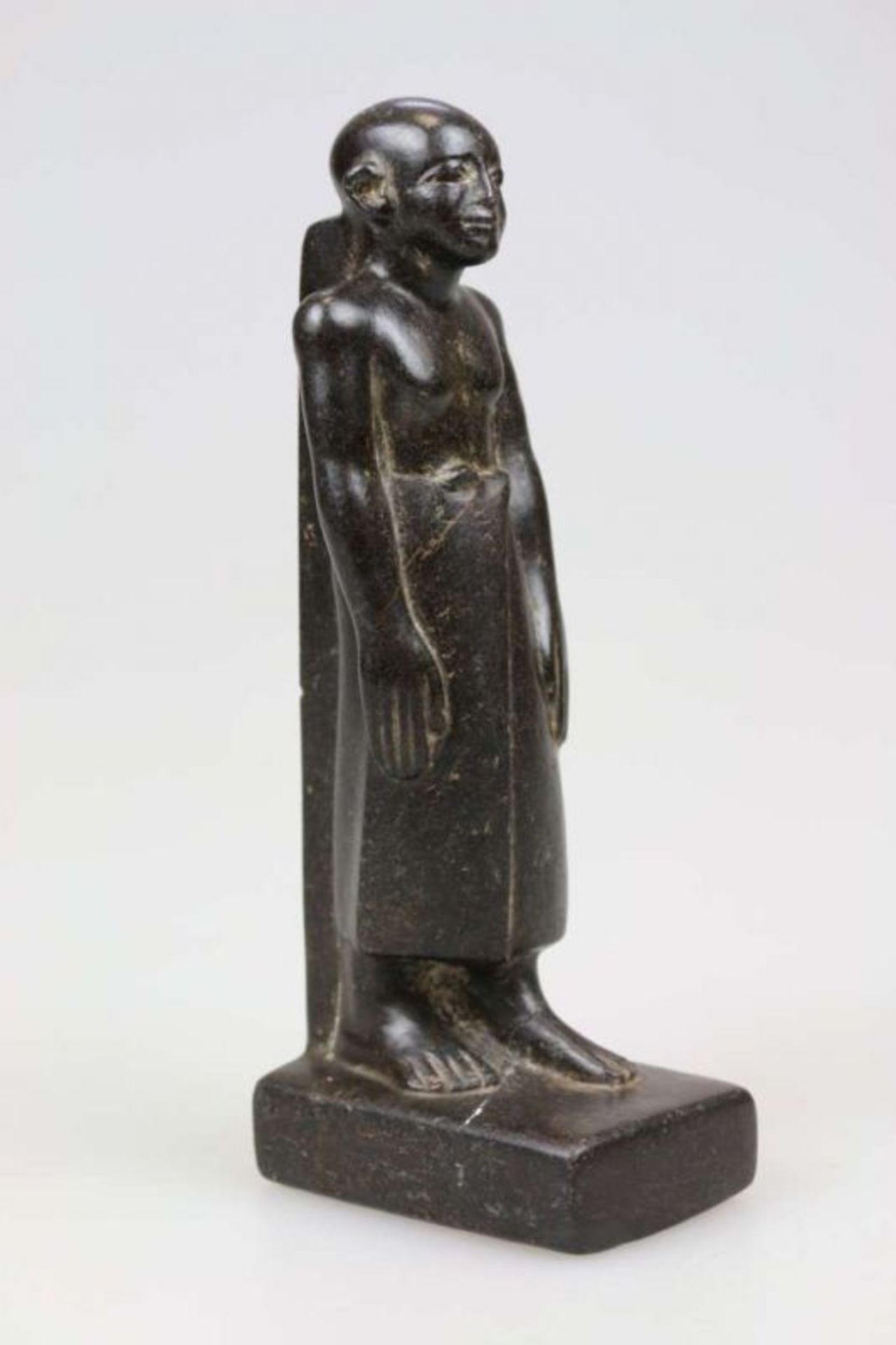 Ägypten, Statuette einer männlichen Figur mit langem Rock, wohl Priester, [...] - Bild 3 aus 8