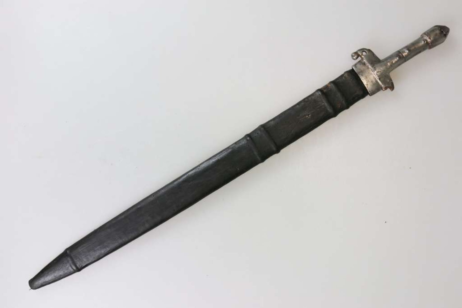 Oman, Schwert 16/17 Jh. mit original Holzscheide mit Lederbezug. Griff mit starken [...] - Image 7 of 10
