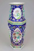 Prunkvase, China 20. Jh. Porzellan, hexagonale Baluster-Vase, Familie vert, blauer [...]