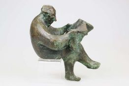 Ernst LEONHARDT (1935), Bronze-Skulptur, "Zeitungsleser", sitzender Mann mit [...]