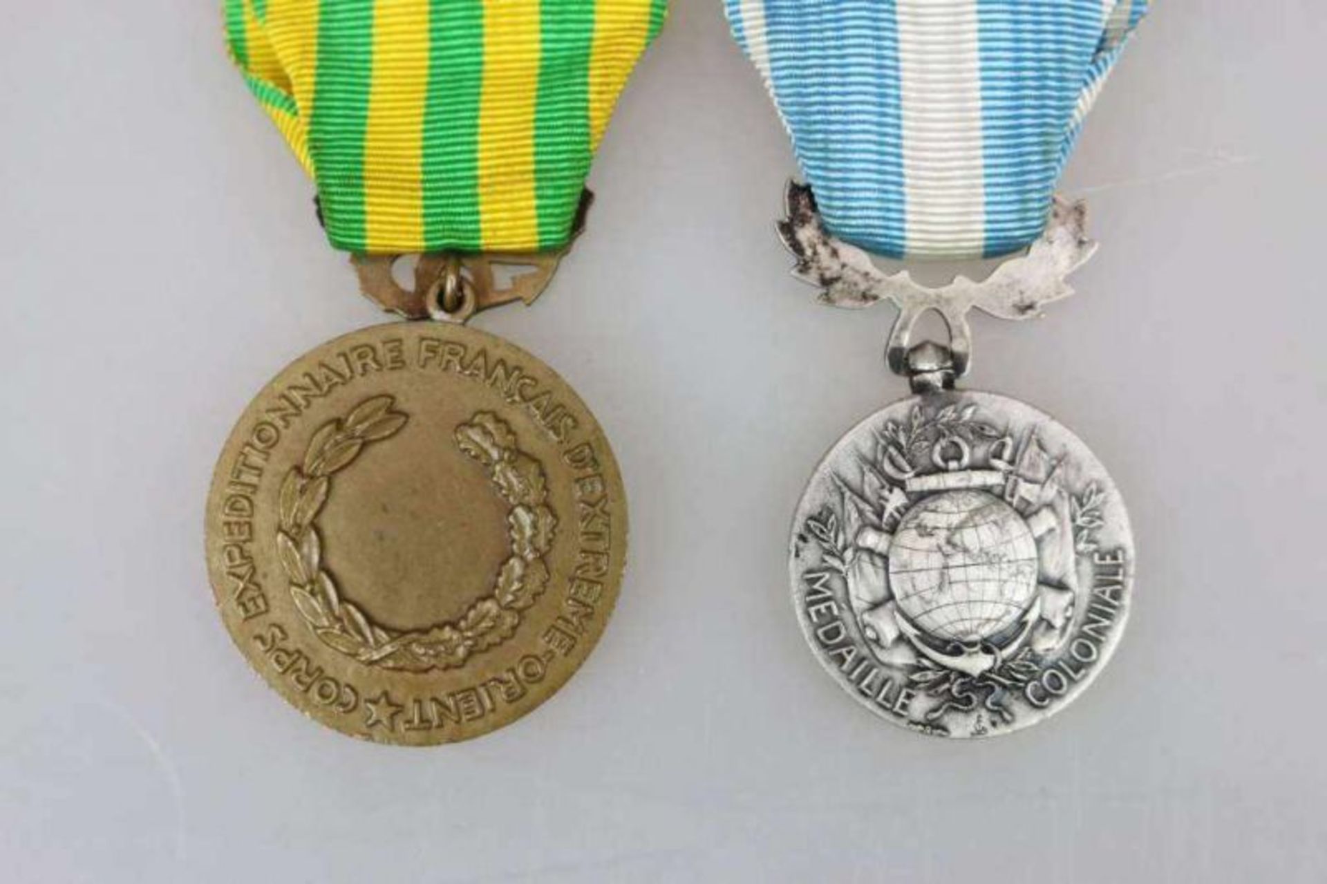 Frankreich, Medaille Coloniale, Silber, am Band mit Gefechtsspange "Extreme Orient" [...] - Bild 3 aus 4