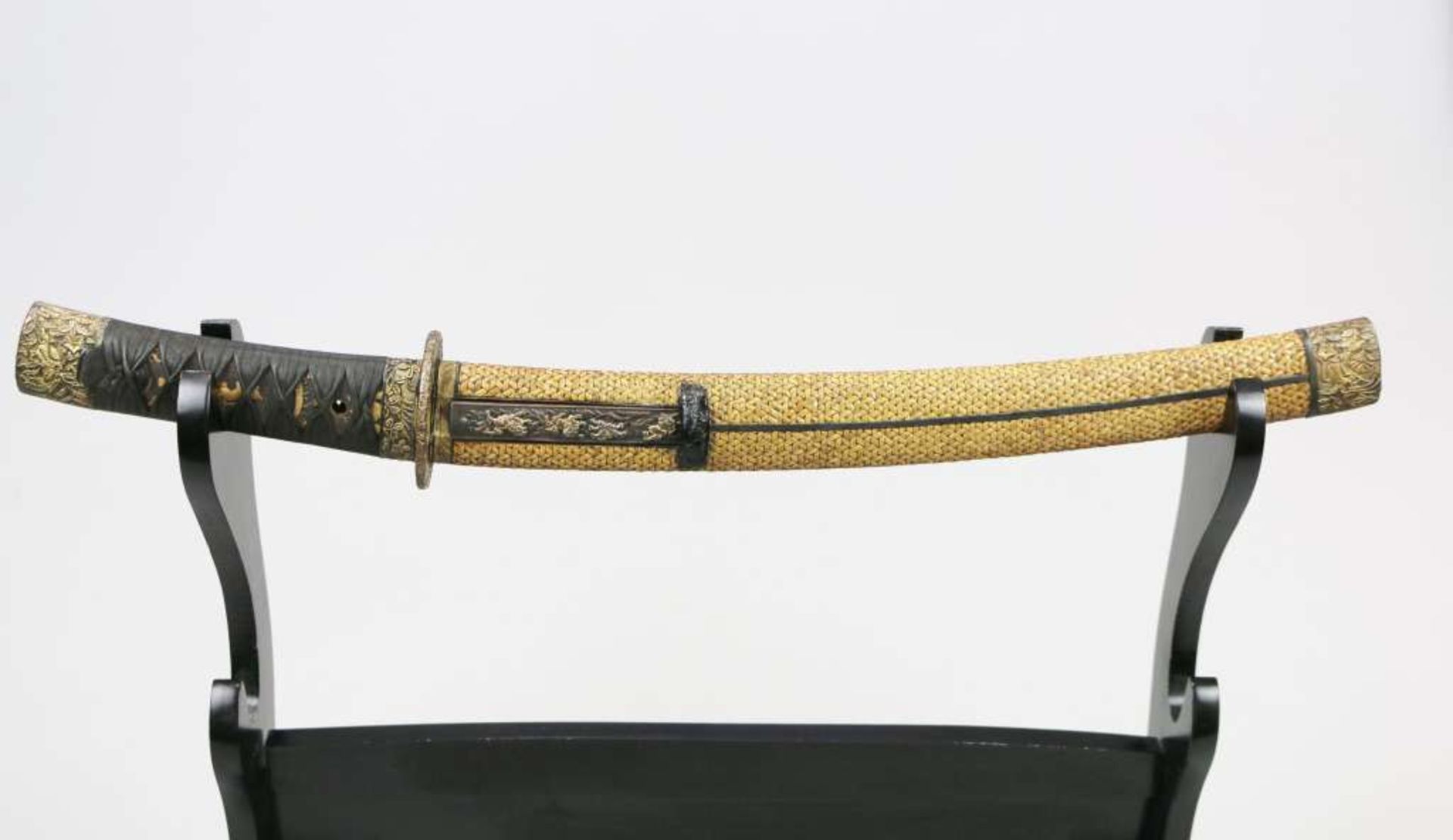 KO-WAKIZASHI. Shinto, mumei. Japan. Die Klinge: Auf der Ura ein Kiriha-zukuri [...]