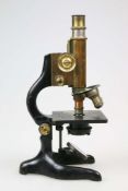 Mikroskop Ernst Leitz, Wetzlar, ID Nr. 208699, ca. 1920. Alters- und Gebrauchsspuren. -