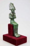 Ägypten, sitzende Osirisstatuette, Bronze. Der Körper ist vollständig von dem eng anliegenden