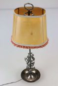 Tischlampe, Matallfuß versilbert, Markung am Stand: Made in Spain. Lampe mit reichem [...]