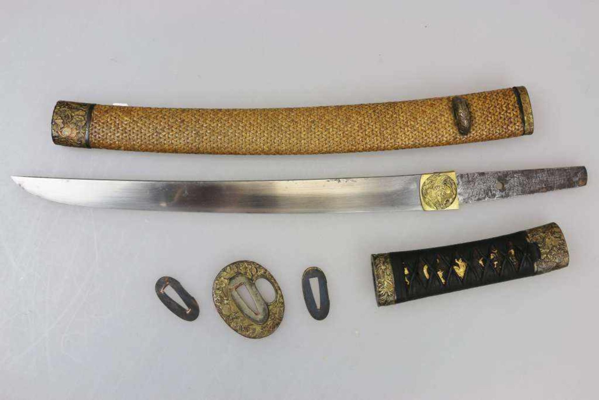 KO-WAKIZASHI. Shinto, mumei. Japan. Die Klinge: Auf der Ura ein Kiriha-zukuri [...] - Bild 12 aus 18