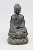 Buddha, China wohl 19. Jh., Bronze, vollplastische Figur auf Lotussockel mit [...]