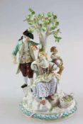 Meissen, Michel Victor Acier, "Gärtnergruppe am Apfelbaum", bunt bemalt und [...]