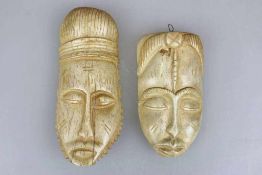 Zwei Schmuckmasken miniaturisiert, Afrika, Bein. H. 17 cm und 13,5 cm. -