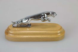 Jaguar Emblem / Figur Chrom, Kühlerfigur auf Holzsockelung fixiert. L. ca. 12 cm -