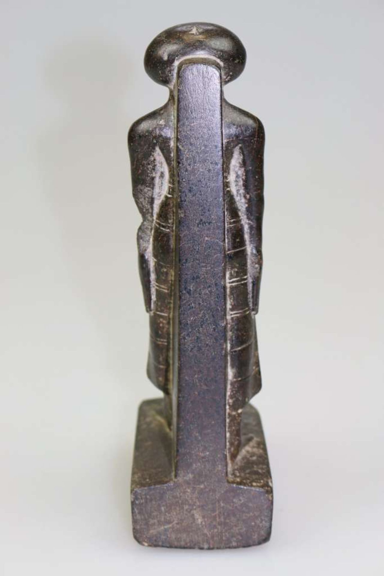 Ägypten, Statuette einer stehenden weiblichen Gestalt, schwarzgrauer Basalt. Die [...] - Bild 6 aus 6