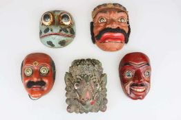 Fünf Masken, vier davon vermutlich Indonesien aus dem 'Wayang-Topeng-Maskenspiel', [...]