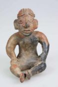 Sitzender (Gefäß), Terracotta, mit roter Farbe bemalt, vermutlich Peru. Sitzende [...]