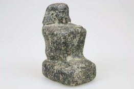 Ägypten, Würfelstatuette, wohl Senemut, Granit. Höhe: 14,5 cm. Kleinere [...]