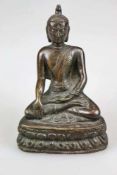 Buddha mit der Geste der Erdberührung, Tibet 18 Jh. oder früher. Auf Lotussockel [...]