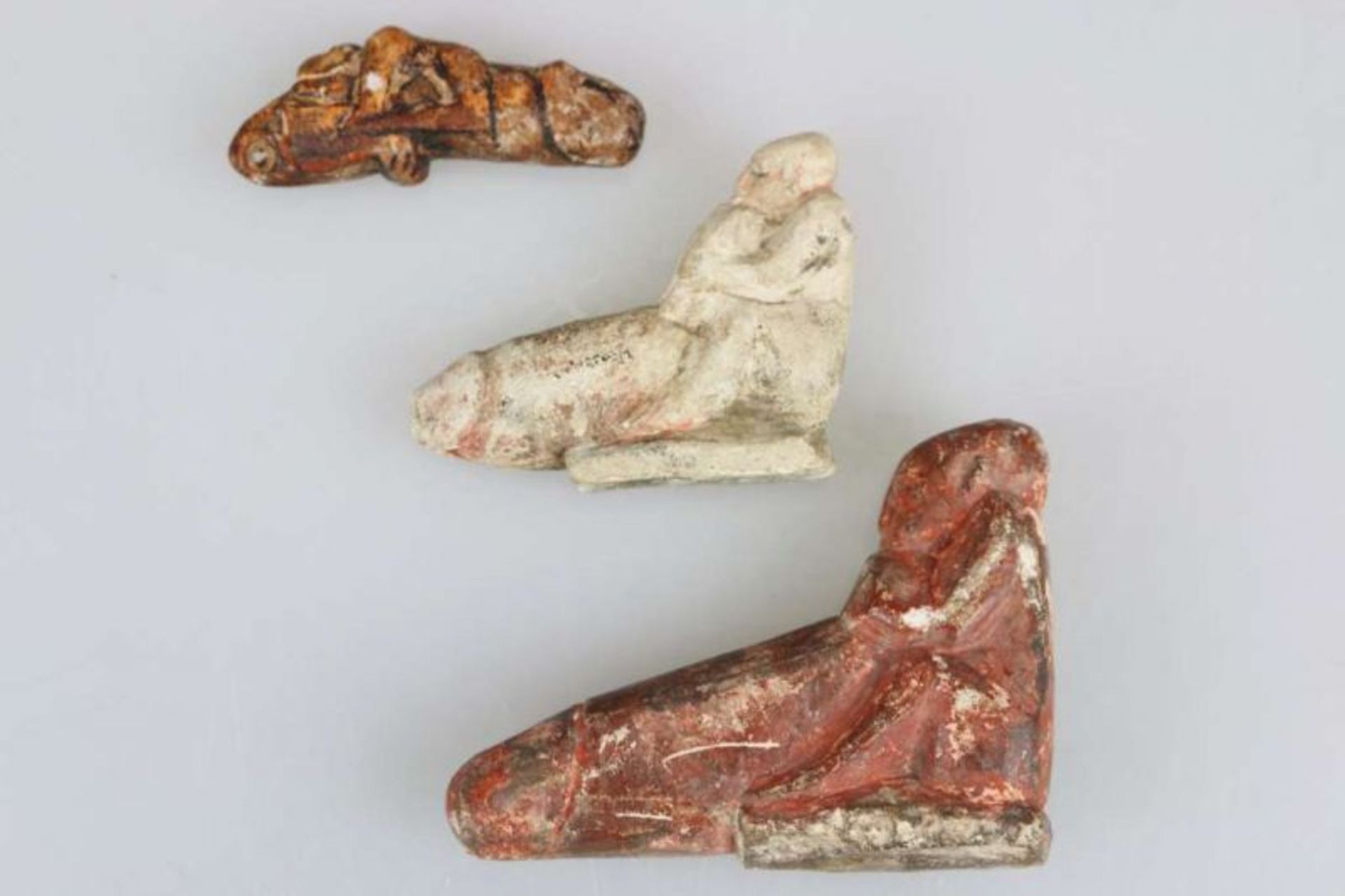 Drei Erotika. Zwei Sitzende mit übergroßem Phallus, ein Phallusamulett. Kalkstein [...] - Bild 2 aus 2