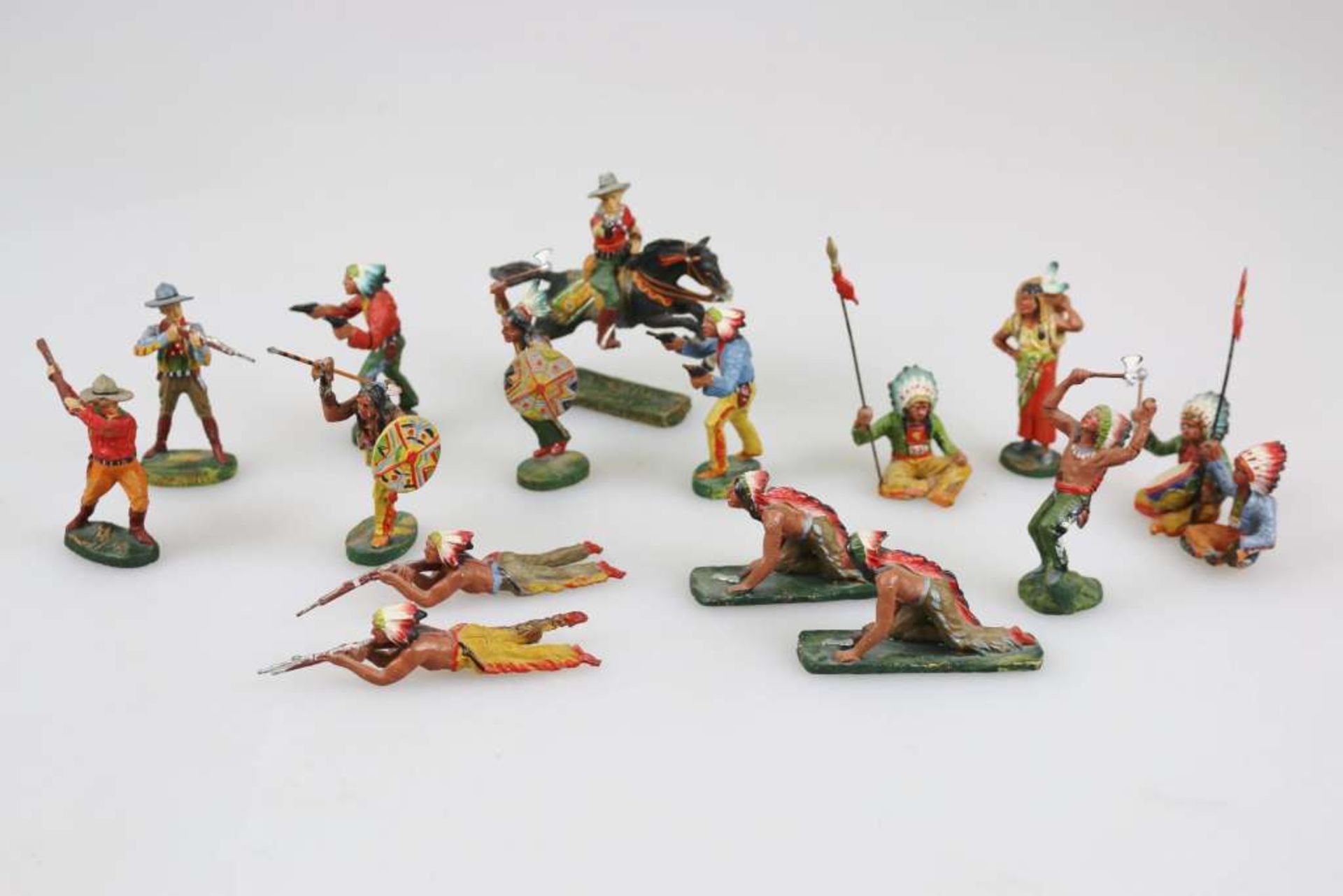 Konvolut Elastolin Figuren, Indianer und Cowboys, Insgesamt 16 Figuren, 7 cm. Guter [...]