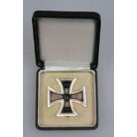 Eisernes Kreuz 1. Klasse 1914 an Nadel, spätere Fertigung im Original-Etui mit [...]