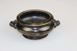 China, Räuchergefäß, Bronze. Breit gelagerte Schale auf leicht ausgestelltem [...]