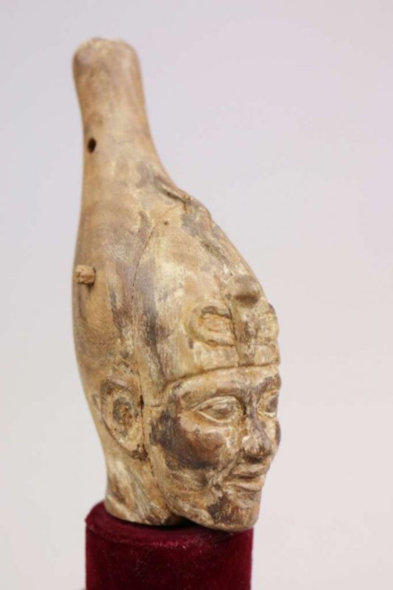 Ägypten, Kopf aus Holz, vermutlich Osiris. Trägt eine "hedjet" als Kopfbedeckung, [...] - Bild 3 aus 4