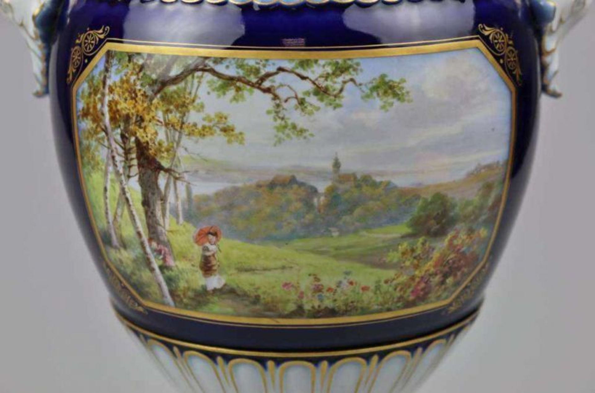 Meissen Schlangenhenkelvase mit Malerei in Kartuschen. Entwurf Ernst August Leuteritz [...] - Bild 7 aus 14