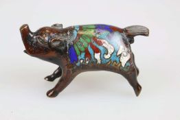 Asien, Bronzefigur eines Schweines mit Emaille verziert. Länge: ca. 12,5 cm. An der [...]