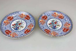 Paar Imari Teller, Japan, 20. Jh. Porzellan, polychrome Malerei mit Blumenspiegel. [...]