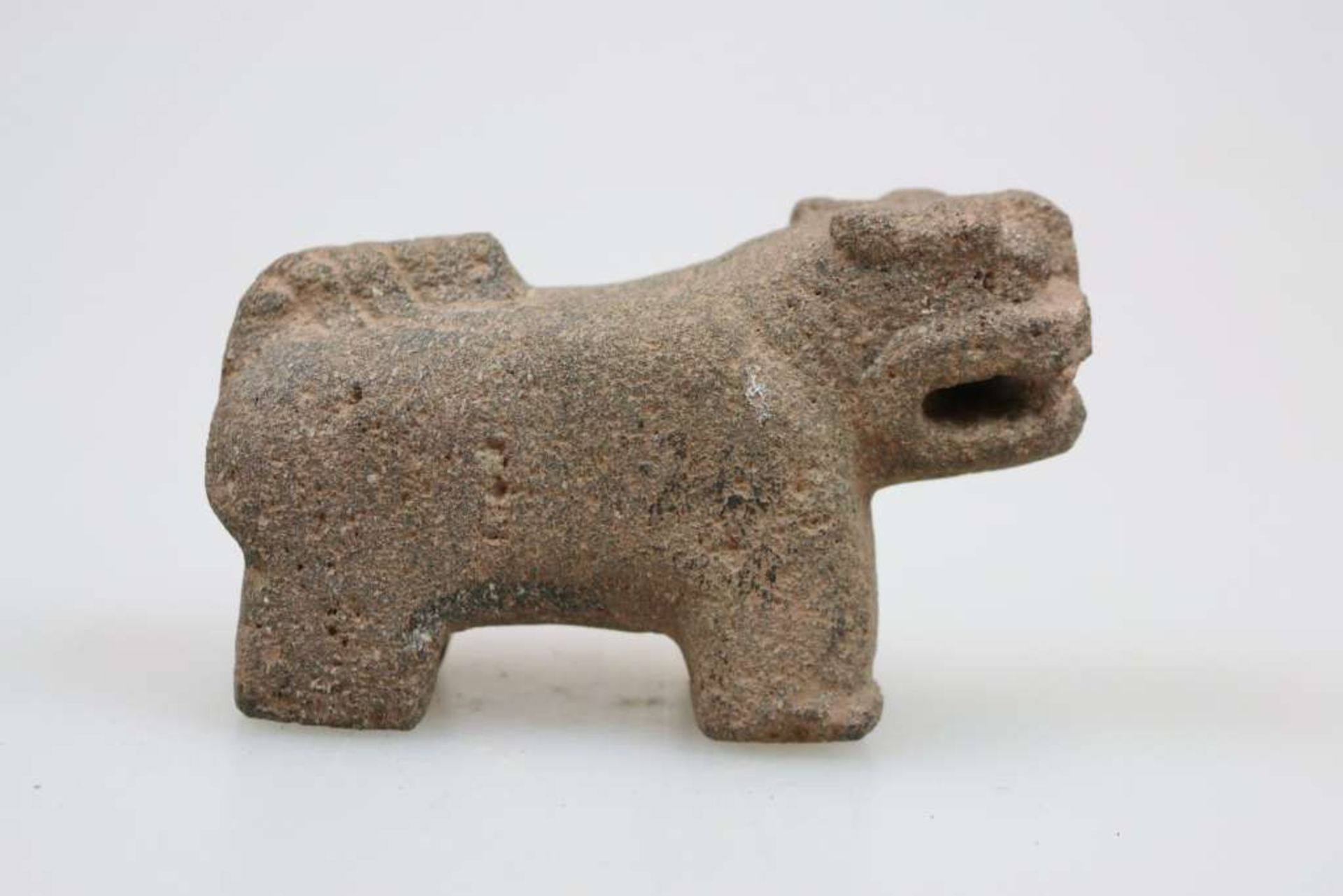 Tierfigur, Stein, China. Vermutlich stilisierte Darstellung eines Fo Hundes oder [...]