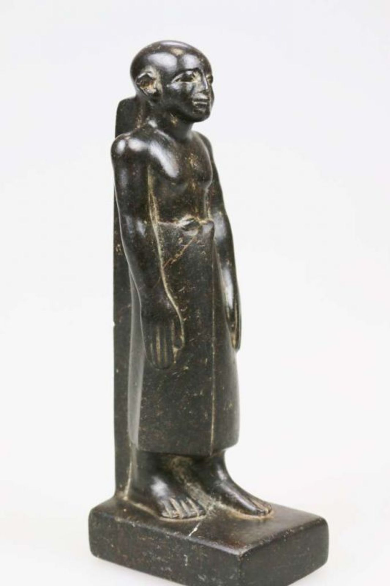 Ägypten, Statuette einer männlichen Figur mit langem Rock, wohl Priester, [...] - Bild 2 aus 8