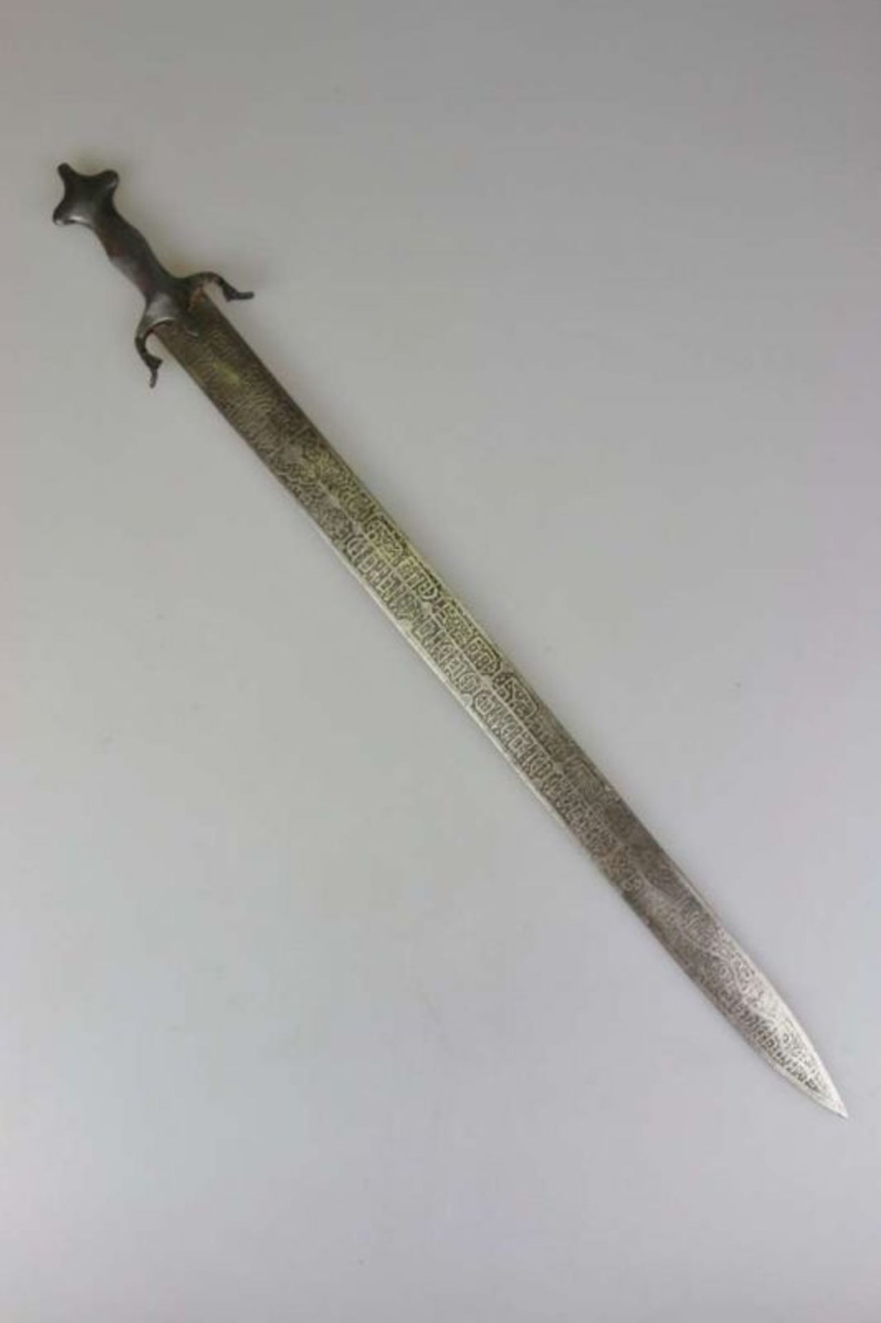Historismus Ende 19 Jh.. Persisches 2-schneidiges gerades Schwert, glatter Eisengriff [...] - Image 2 of 6