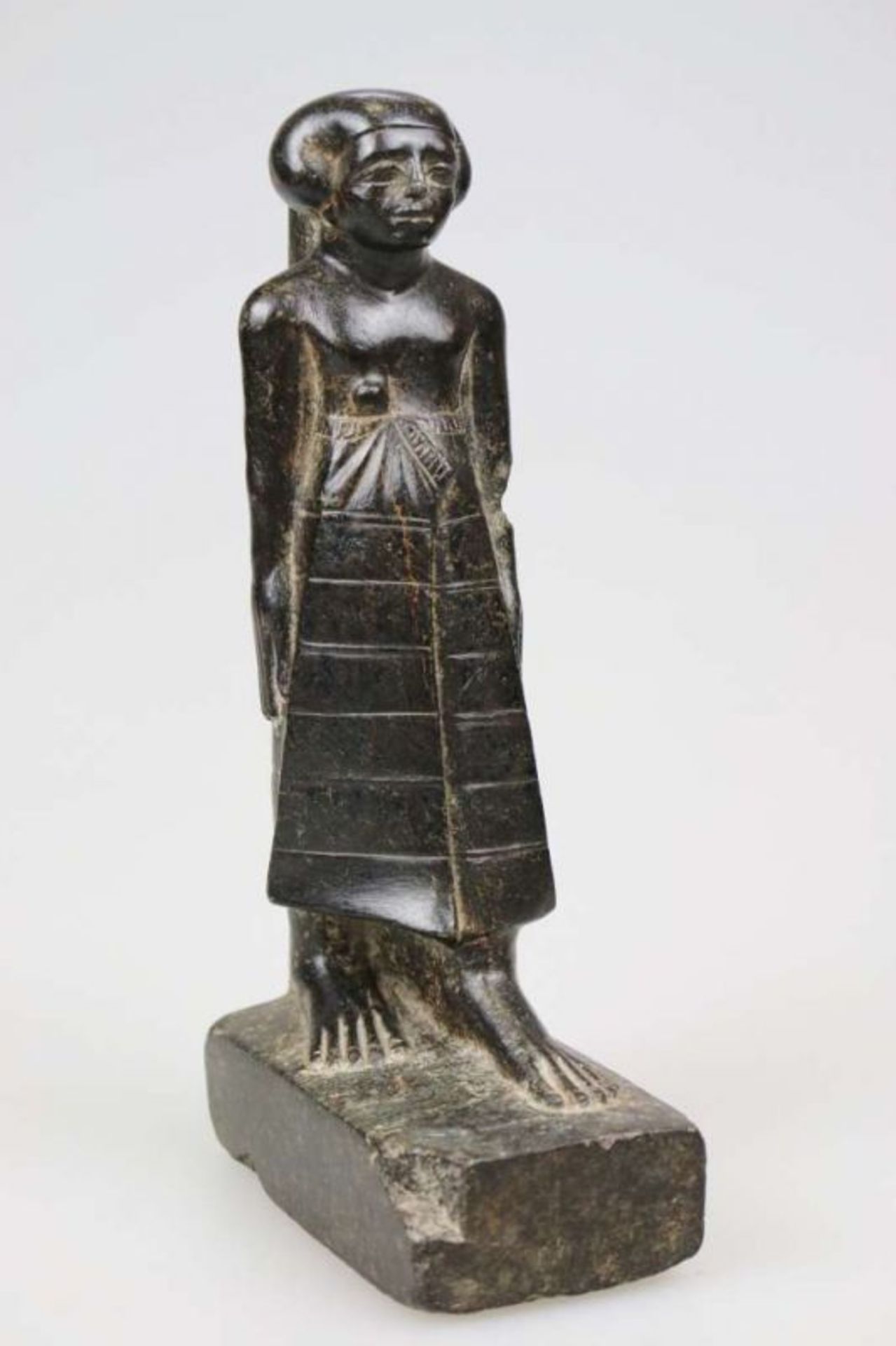 Ägypten, Statuette einer stehenden weiblichen Gestalt, schwarzgrauer Basalt. Die [...] - Bild 2 aus 6
