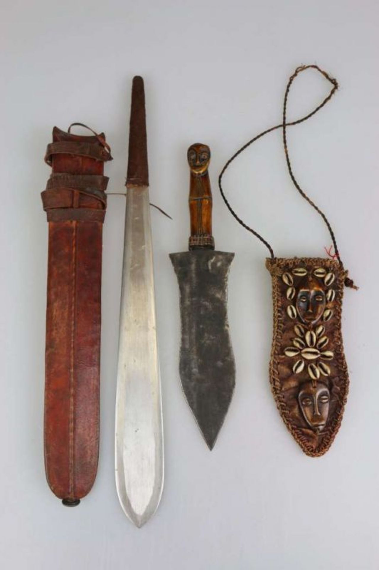 Zwei Messer: Machete, Nordafrika, Eisenklinge, Griff aus Holz mit Rinderrohhaut [...] - Image 2 of 2