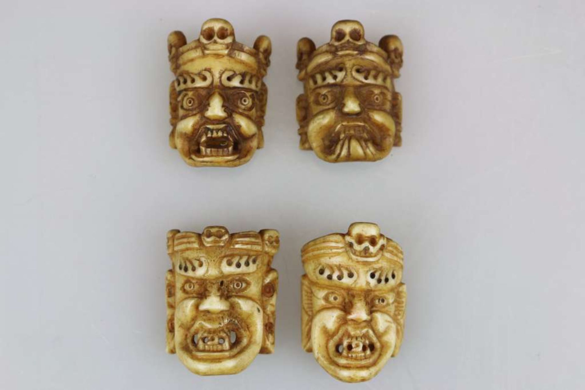 Vier Miniaturmasken, Asien/Thailand, Knochen. H. ca. 5,5 cm. -