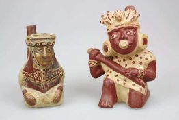 PERU, vermutlich Moche. Zwei Steigbügelgefäße: eine in Form eines thronenden [...]