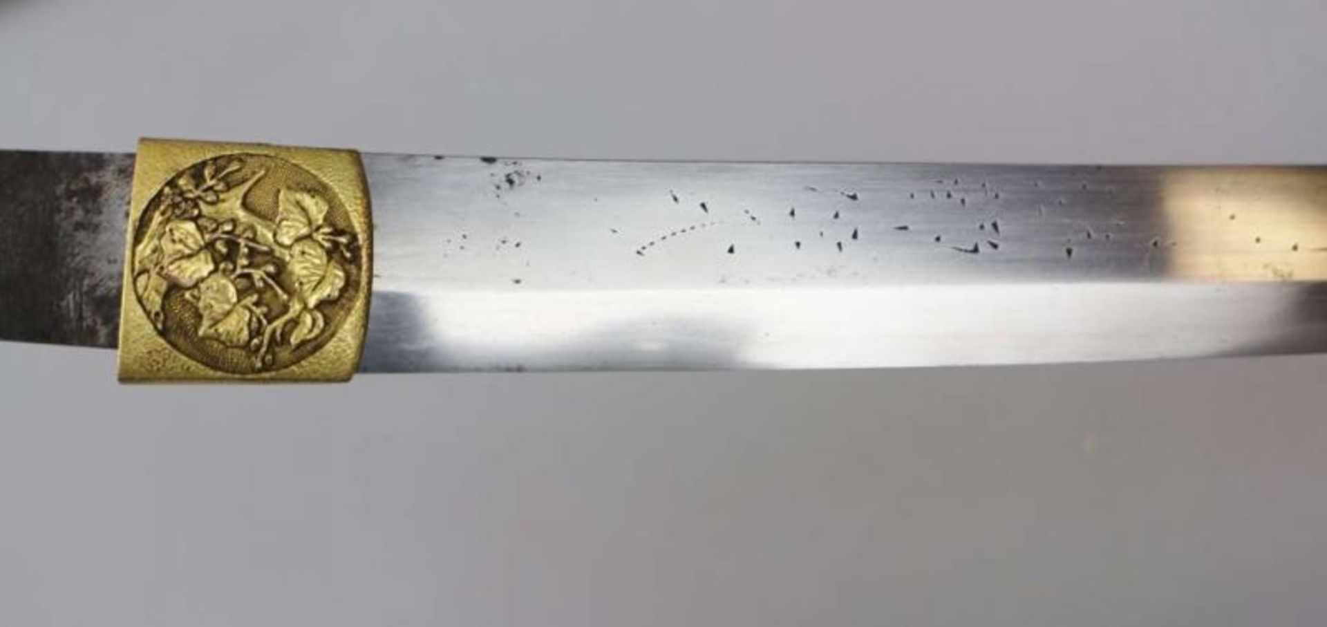 KO-WAKIZASHI. Shinto, mumei. Japan. Die Klinge: Auf der Ura ein Kiriha-zukuri [...] - Bild 8 aus 18