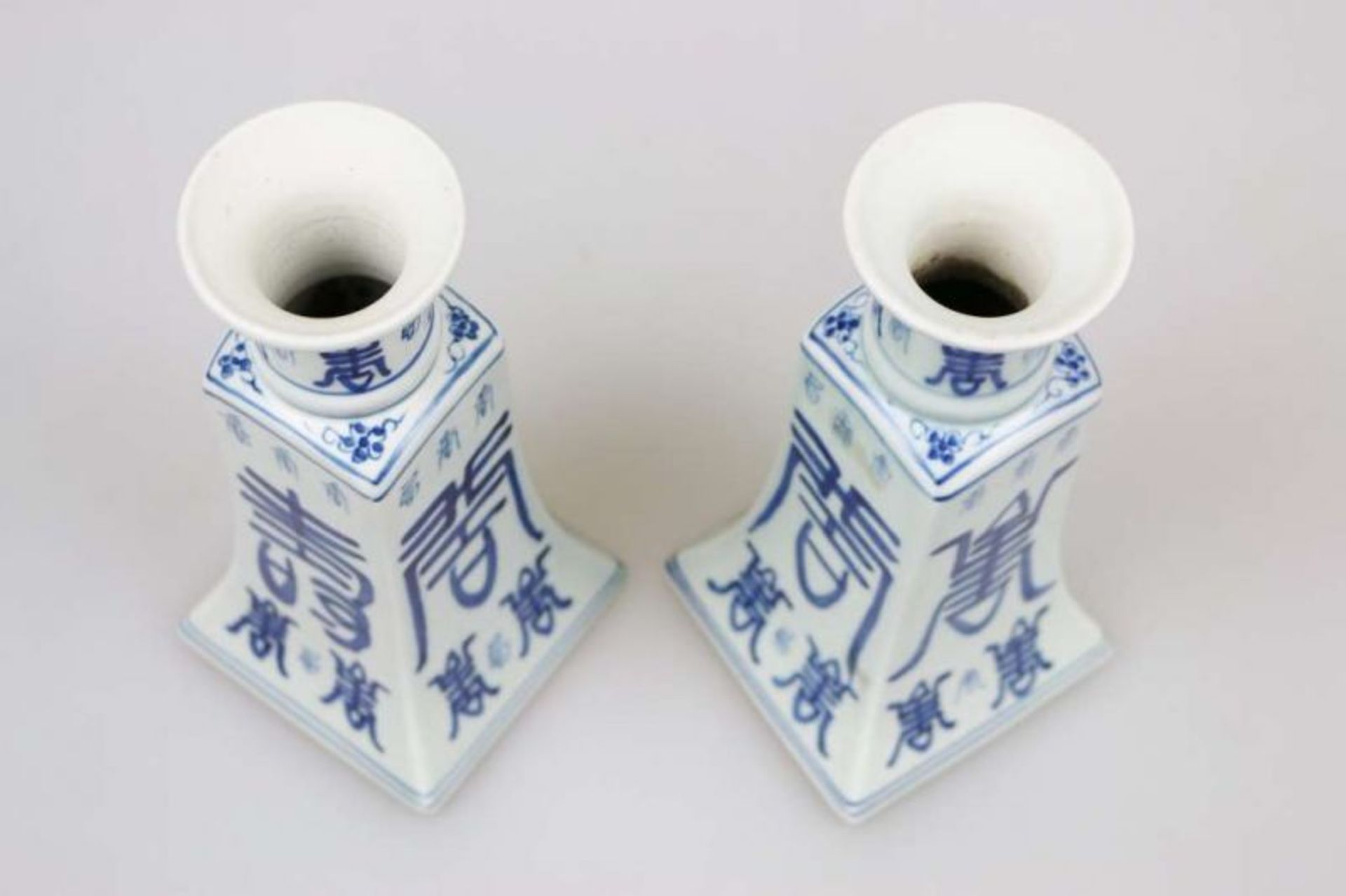 Paar chinesische Vasen Blau/Weiss mit Bodensignatur (Blatt). 20 Jh.. Höhe: ca. 22 cm. - - Bild 3 aus 6