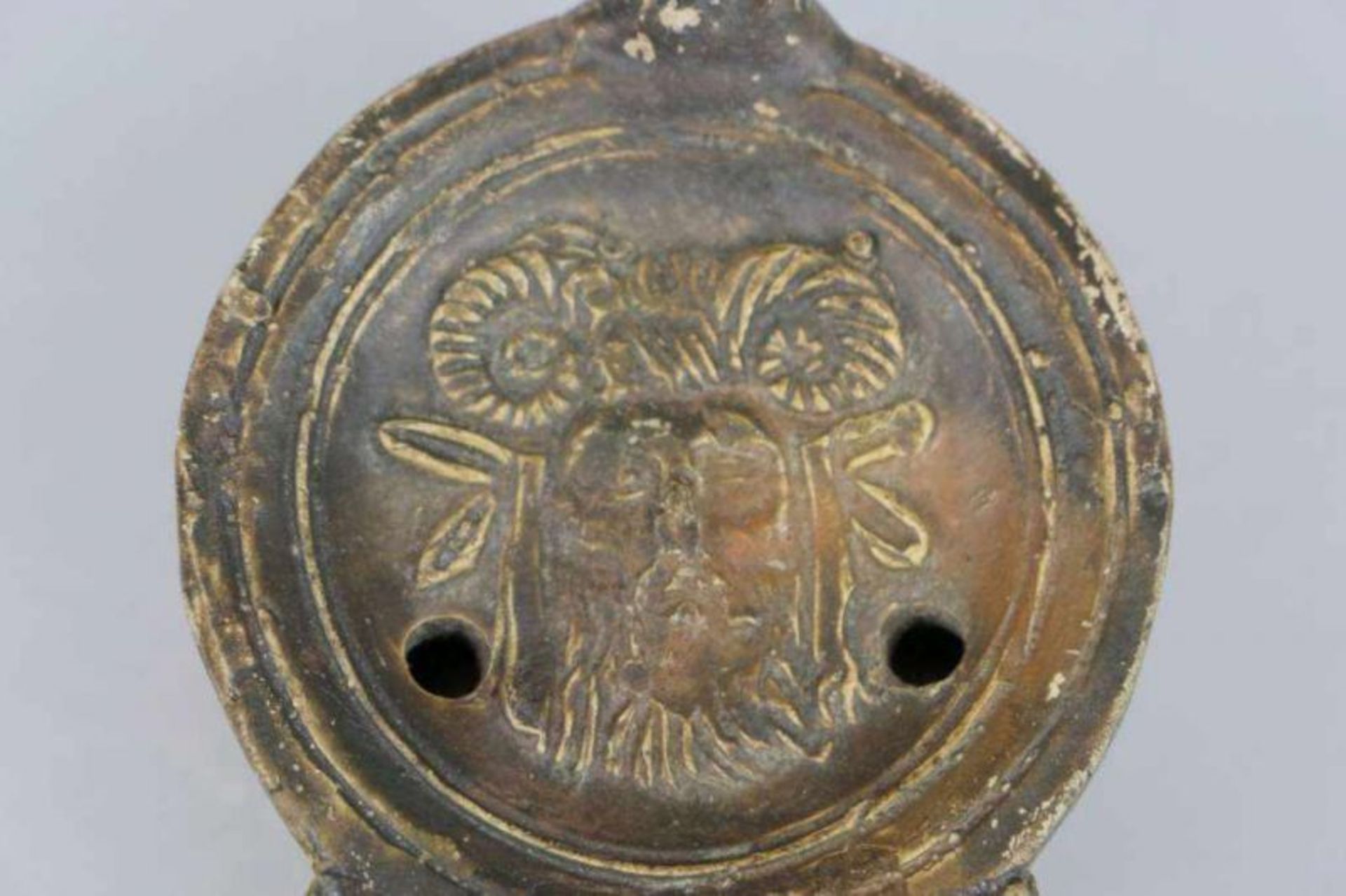 Öllampe mit V Volute und Runden Henkel, Abbildung im Spiegel Zeus Ammon, ca. 1. Jh. [...] - Bild 3 aus 6
