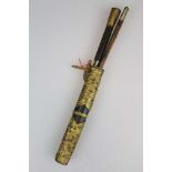 Jap. Reisebesteck: Messer mit zwei Stäbchen im Köcher, 20. Jh. Bambus, Holz, [...]