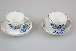 Meissen, Paar Moccatassen mit Untertassen, Dekor Blaue Blume, unterglasurblaue [...]