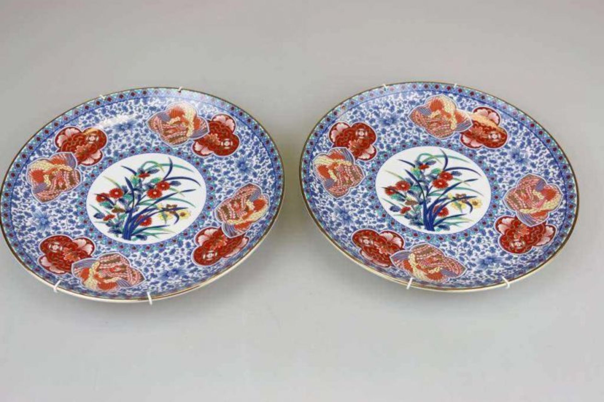 Paar Imari Teller, Japan, 20. Jh. Porzellan, polychrome Malerei mit Blumenspiegel. [...] - Bild 2 aus 4