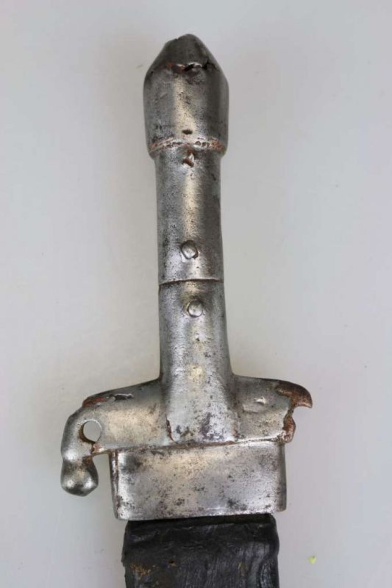 Oman, Schwert 16/17 Jh. mit original Holzscheide mit Lederbezug. Griff mit starken [...] - Image 4 of 10