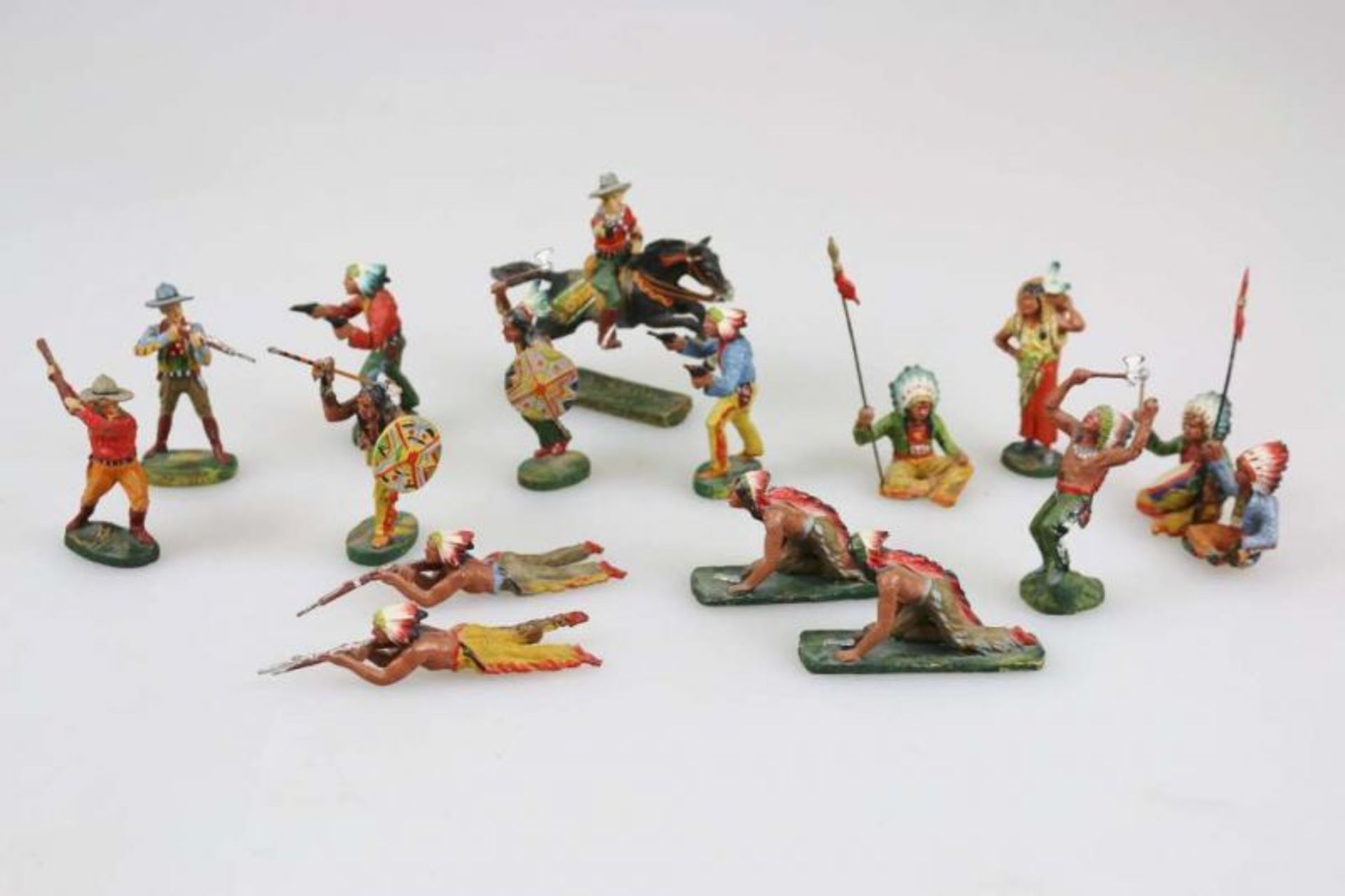 Konvolut Elastolin Figuren, Indianer und Cowboys, Insgesamt 16 Figuren, 7 cm. Guter [...] - Image 2 of 4