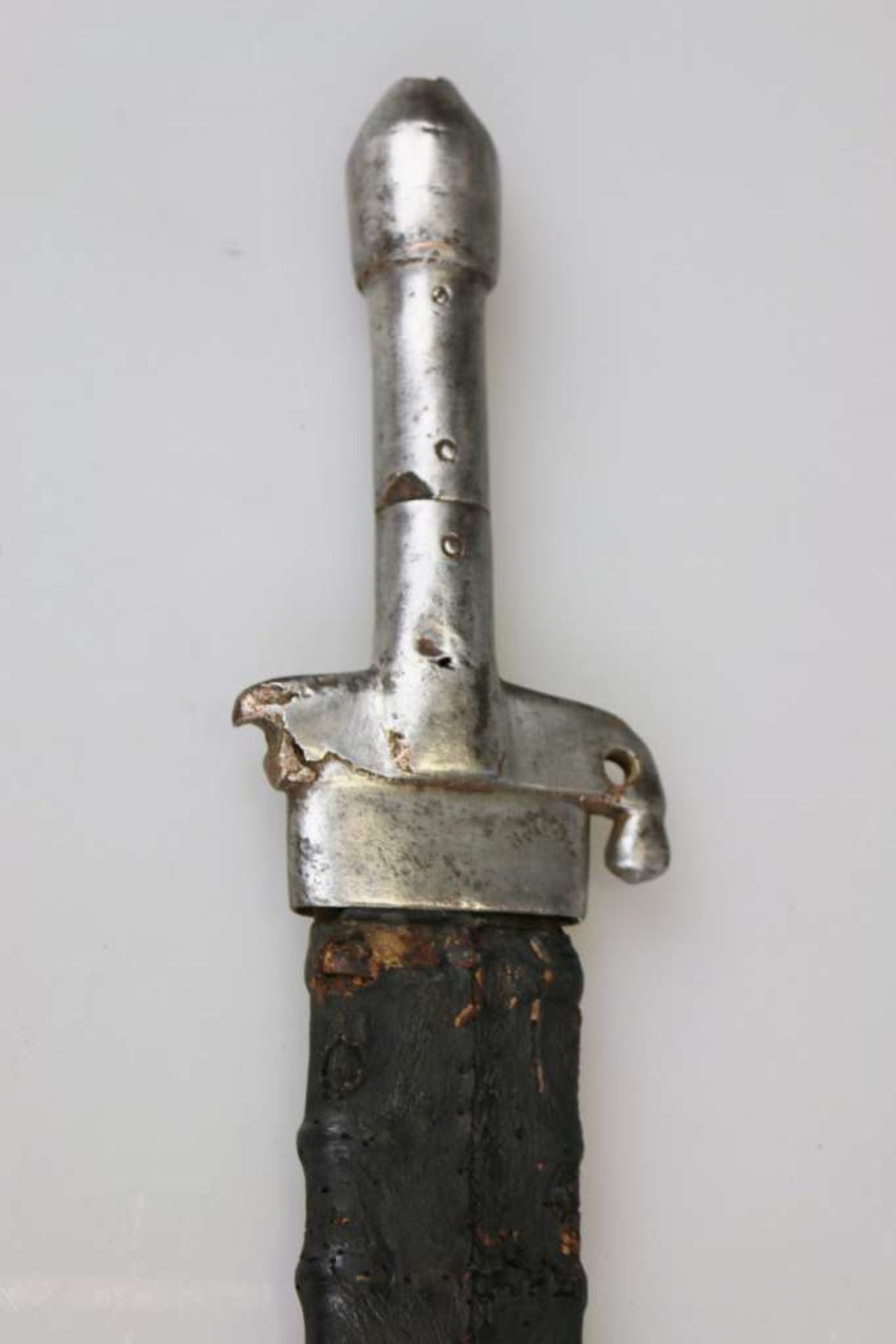 Oman, Schwert 16/17 Jh. mit original Holzscheide mit Lederbezug. Griff mit starken [...] - Image 9 of 10