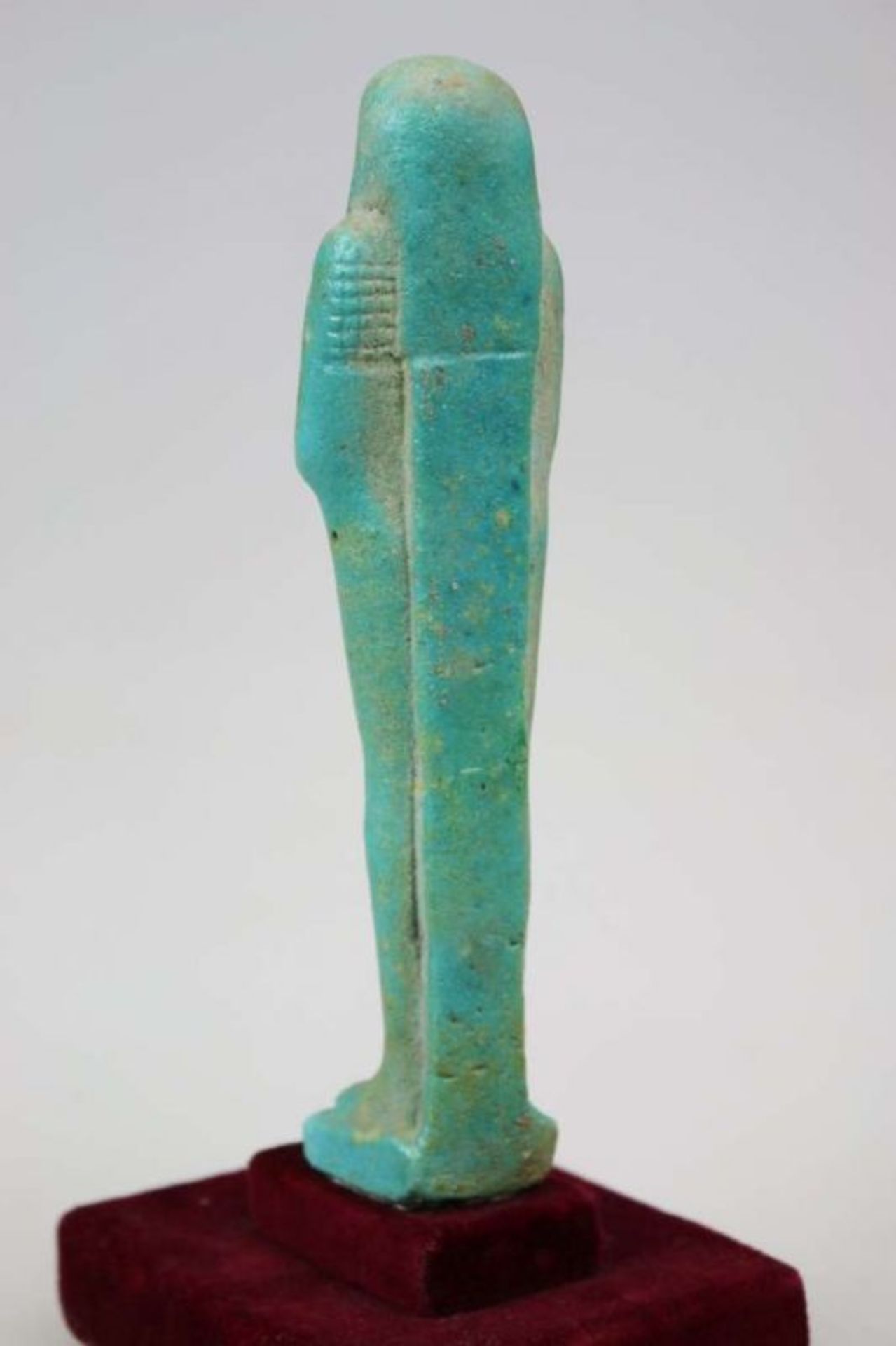 Ägypten, großer Ushebti, blaue Fayence, in Mumienform mit glatter Perücke, in den [...] - Bild 3 aus 4