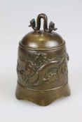 China, Glocke, Bronze mit Drachendekor auf der Wandung. H. ca. 18 cm. Provenienz: K. [...]