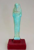 Ägypten, großer Ushebti, blaue Fayence, in Mumienform mit glatter Perücke, in den [...]